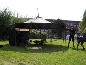 Das Zelt der Pfadfinder beim Sommerfest der Bird-Box
